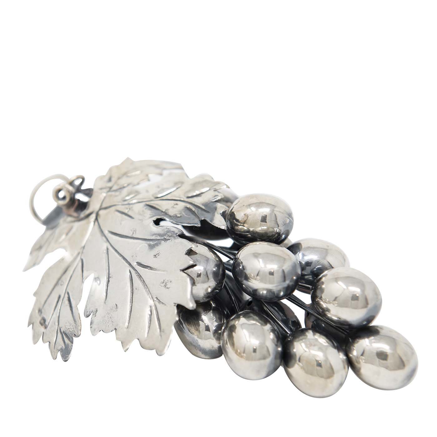 Decorazione con grappolo d'uva in argento