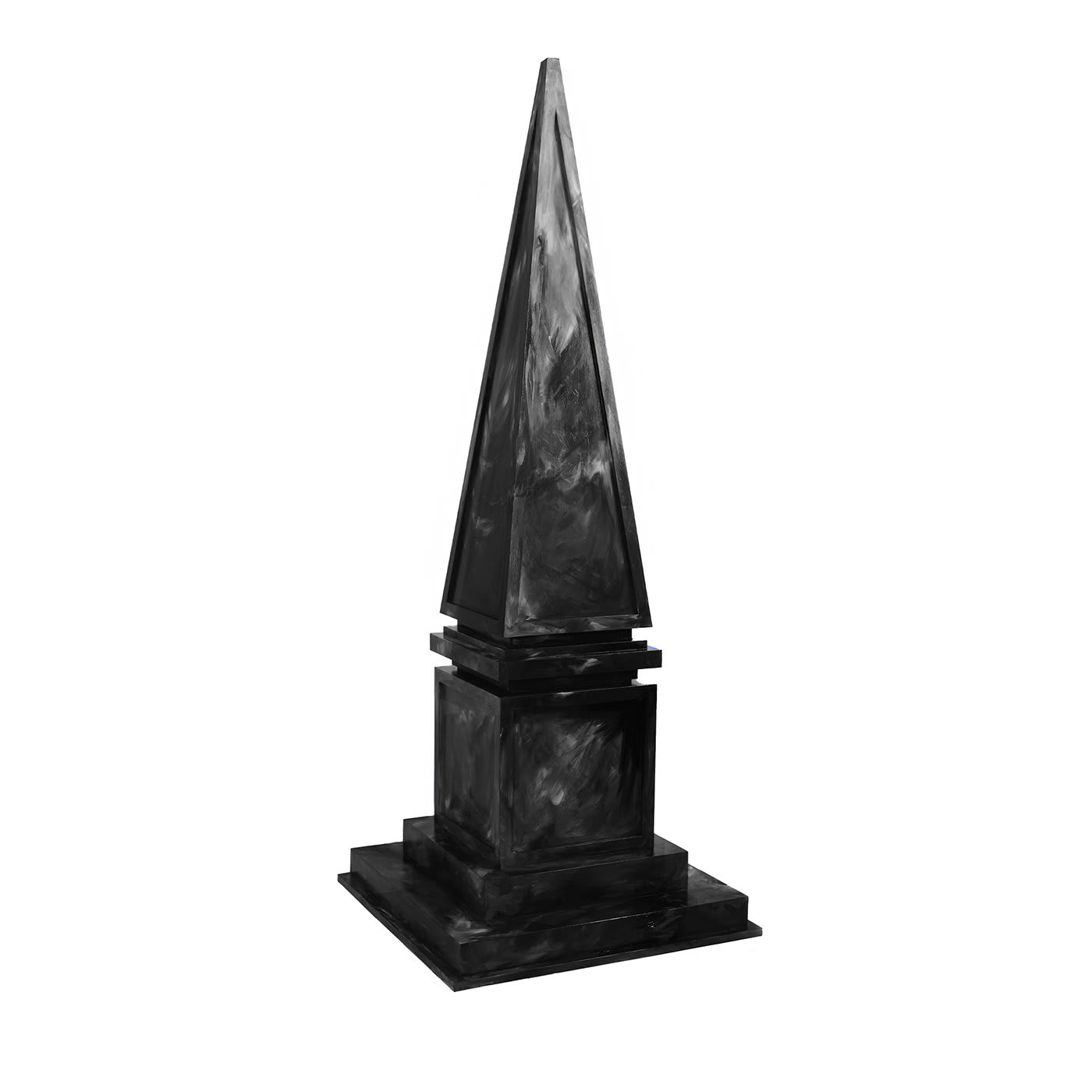 Scultura a obelisco nero