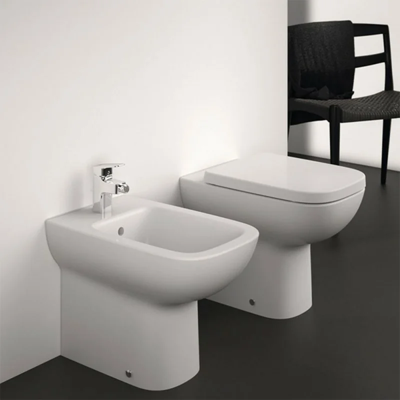 Sanitari Ideal Standard filomuro Rimless con copriwater I.Life A